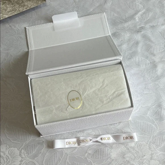 Dior Luxurious White and Gold Set - Picture 5 of 9